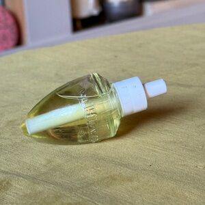 Bath & Body Works Fragrance Refill in Clear and White mystery scent